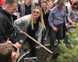 Анна Семенович на субботнике только позировала и мусорила