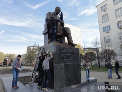 Помывка памятника изобретателю радио Попову в 2015, памятник попову, мойка, чистка, изобретатель радио