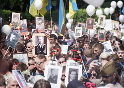 9 мая 2016 года киевляне вышли с георгиевскими лентами, все закончилось дракой с националистами