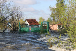 В Ишиме прорвало дамбу