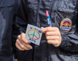Югорские полицейские сфотографировались с листочками хиппи
