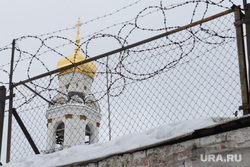 Оттепель в Екатеринбурге, колючая проволока, церковь, христианство, колючка, рпц, религия, храм большой златоуст, забор