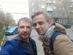 Журналист РБК Владислав Пушкарев (справа) приехал в Нижний Тагил, после того как Егор Бычков (слева) заявил, что в ИК-5 пытают осужденных