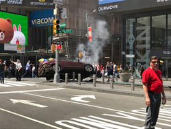 Машина врезалась в прохожих на Таймс-сквер: один человек погиб, более 20 пострадали