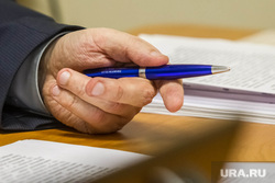 Депутат Безбородов. Тюмень, ручка, бумаги, бюрократия, ручка в руке