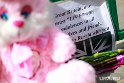 Россияне возлагают цветы у здания посольства Великобритании. ФОТО