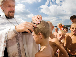 Крещение детей из лагеря "Русь" сделано в августе 2007 года американским фотографом по заказу географического общества
