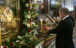 В храме Христа Спасителя Путин поставил свечку к иконе Николая Чудотворца