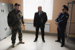 Плановый визит генерал-лейтенанта Бояринева (в центре) неудачно совпал с громким ЧП