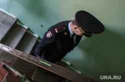 Визит Евгения Куйвашева в отдел полиции №1 Кировского района Екатеринбурга, куйвашев евгений, конвой, вниз, лестница