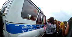 Подростки разгромили полицейскую машину на фестивале красок в Челябинске. ВИДЕО