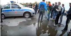 Агрессивные подростки окружили автомобиль полиции