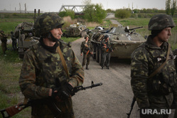 Гражданские блокируют военную технику между Краматорском и Славянском. Украина, военная техника, солдаты, украинская армия