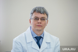 Посещение губернатором ХМАО Натальи Комаровой и представителей общественных организаций нового здания городской поликлиники №4, добровольский алексей, директор департамента здравоохранения