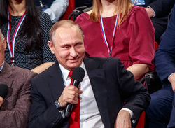 Владимир Путин пошутил во время экономического форума на политическую тему
