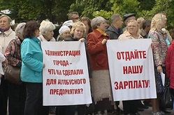 «Отдайте нашу зарплату!». В Челябинске водители и кондукторы автобусов вышли на митинг. ВИДЕО