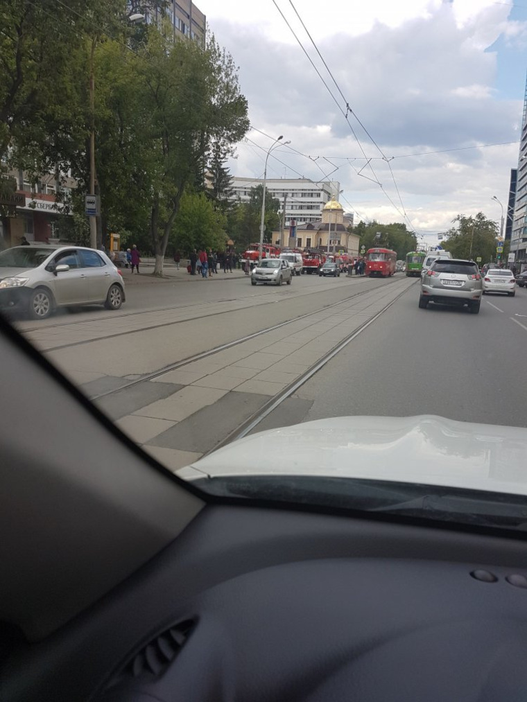 Из-за пожарных машина на улице 8 Марта было затруднено движение