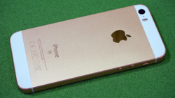 iPhone SE подешевел на 12 тыс. рублей