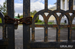 Клипарт. Екатеринбург, ворота закрыты, решетка, цепь