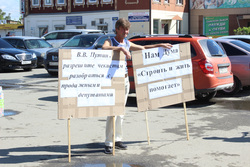 Люди требовали от местных депутатов принять меры и уже наконец-то помочь им въехать в собственные квартиры