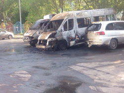 «Сегодня ночью сгорели 3 машины на Федюнинского, 13», — написал очевидец.