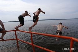 Дети. Пермь, пляж, водоем, городской пруд, купание, дети, отдых, прыжок в воду