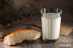 Клипарт депозитфото. Екатеринбург, хлеб, граненый стакан, стакан с молоком