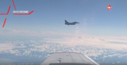 На видео заметно, как истребитель НАТО F-16 сближается с российским самолетом