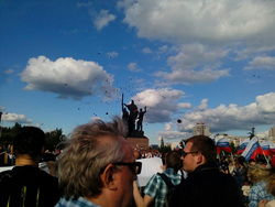 Митингующие запустили в небо черные шарики