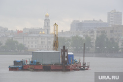 Буровая установка на городском пруду на месте планируемого Храма-на-воде. Екатеринбург, храм большой златоуст, городской пруд, платформа на воде