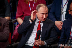 Выступление президента РФ Владимира Путина на медиафоруме ОНФ. Санкт-Петербург, путин владимир, жест рукой