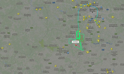 Самолет кружит над аэропортом