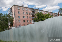 Стройплощадка административного здания. Курган, аварийный дом, улица карла маркса11, забор