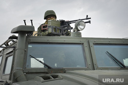 Безоружные украинские военные встретились с Российскими. Переговоры.Севастополь. Крым. Аэропорт Бельбек, целится, армия, военные, пулемет, солдат