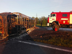 После столкновения с грузовиком пассажирский автобус загорелся