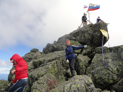 Волонтер обеспечивал спортсменов горячим чаем на вершине горы