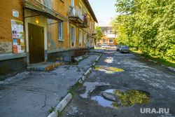 Дворы. Екатеринбург, двор, разбитая дорога, лужи, ямы на дороге