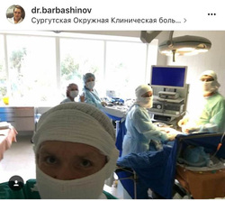 Очередной селфи-скандал. Югорский хирург-проктолог позирует на фоне пациентов. ФОТО