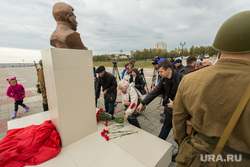 Установка бюста Сталину. Сургут, возложение цветов, бюст сталину