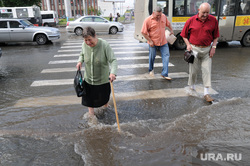 Наводнение. Потоп. Стихия. Челябинск., пешеход, вода, потоп, старуха