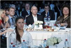 Благотворительный ужин и концерт, на котором присутствовали Владимир Путин и Орнелла Мути, состоялся еще в 2010 году