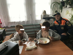 Спасатели первым делом накормили детей