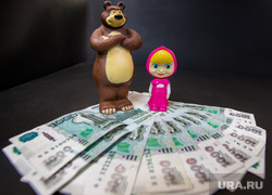 Маша и Медведь с деньгами, игрушки, маша и медведь, деньги, тысячи