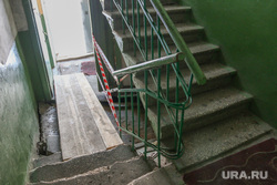 Провалившийся пол в подъезде дома.
Курган. ул Пролетарская д 80., аварийный подъезд дома