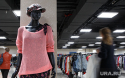 Магазин одежды секонд хенд «Мега Хенд». Екатеринбург, манекен, магазин одежды