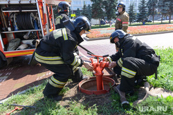 Пожарные проверяют гидрант. Челябинск., пожарный гидрант