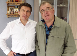 Валерий Агафонов (справа) пока не спешит переезжать в кабинет сенатора