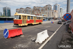 Виды Екатеринбурга, дорожные работы, клубный дом тихвин, новый асфальт, знак объезд, улица радищева, замена дорожного покрытия, трамвай