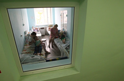 В областной «инфекционке» юные пациенты с родителями лежат в закрытых боксах