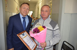 Андрей Головин (слева) будет участвовать в безальтернативных выборах